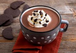 Recette de chocolat chaud biscuits et crème. Sans produits laitiers et à base de chocolat chaud CARNATION riche et crémeux.