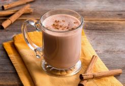 CARNATION, Recette de lait de poule au chocolat chaud riche et crémeux. Parfait pour les vacances.